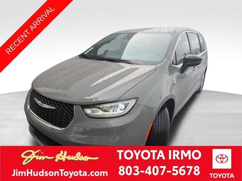 Used 2025 Chrysler Pacifica Select FWD image 1