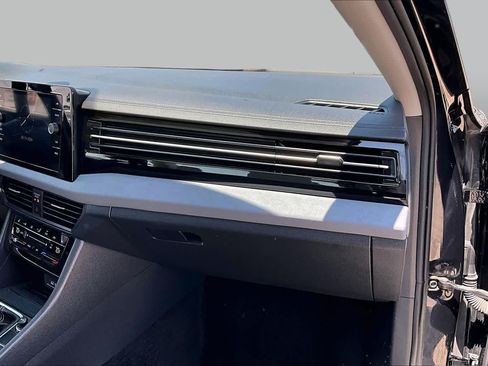 Used 2025 Volkswagen Jetta SE FWD image 19