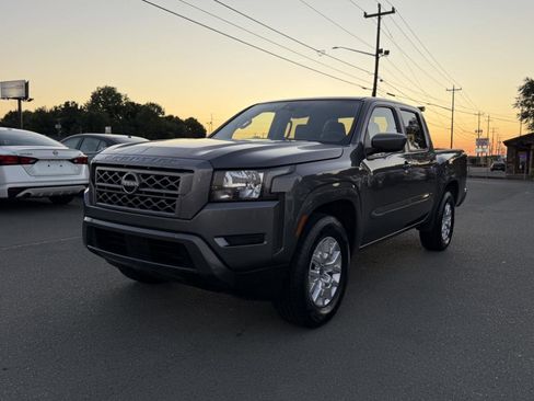 Used 2022 Nissan Frontier SV RWD image 3