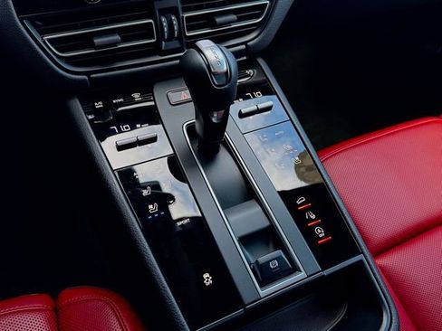 Certified 2025 Porsche Macan AWD/4WD image 31