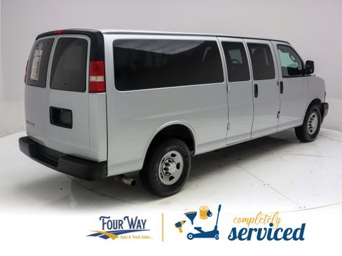 Used 2018 Chevrolet Express 3500 LS RWD image 4