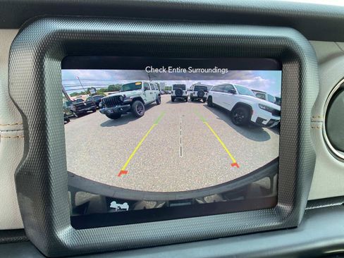 Used 2023 Jeep Wrangler Unlimited Sahara AWD/4WD image 15