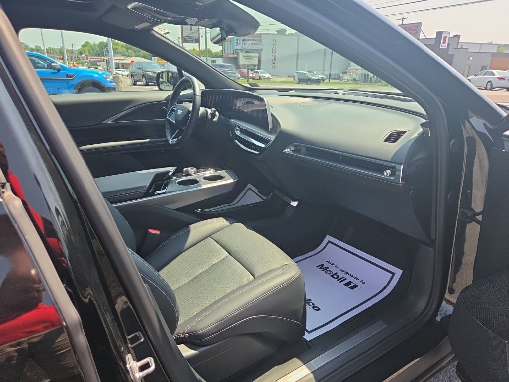 Used 2024 Cadillac Lyriq Luxury AWD/4WD image 17