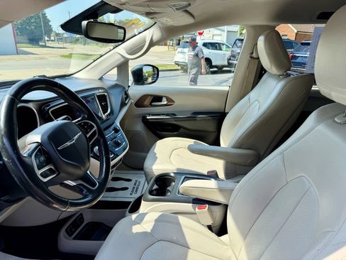 Used 2017 Chrysler Pacifica Touring-L Plus FWD image 10