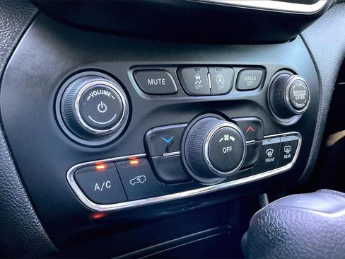 Used 2020 Jeep Cherokee Latitude image 25