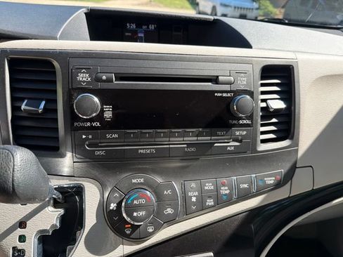 Used 2013 Toyota Sienna LE w/ Towing Pkg FWD image 12