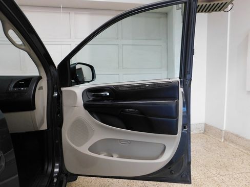 Used 2011 Dodge Grand Caravan SXT image 74