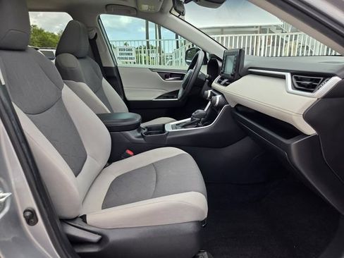 Used 2021 Toyota RAV4 XLE w/ Convenience Package FWD image 20