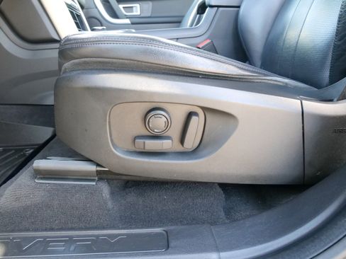 Used 2019 Land Rover Discovery Sport SE image 18
