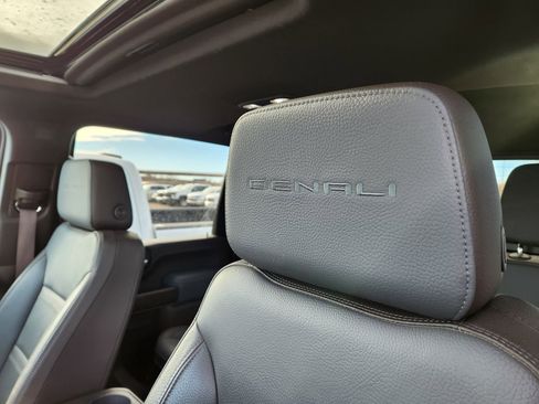 Used 2023 GMC Sierra 2500 Denali image 10