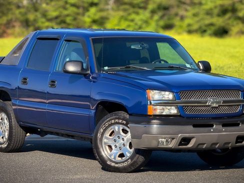 Used 2003 Chevrolet Avalanche 4x4 w/ Suspension Package, Off-Road image 2