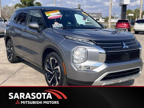 Used 2022 Mitsubishi Outlander SE image 1