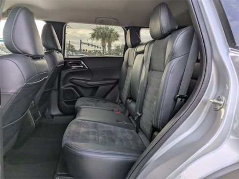 Used 2024 Mitsubishi Outlander SE image 15