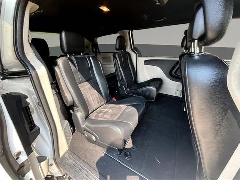 Used 2017 Dodge Grand Caravan SXT FWD image 28