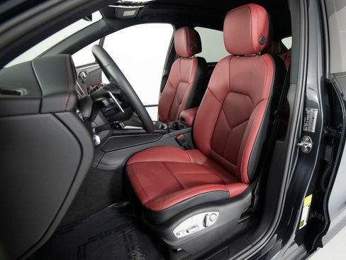 New 2026 Porsche Macan AWD/4WD image 5