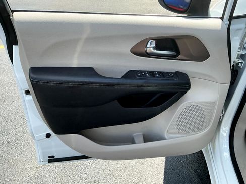 Used 2021 Chrysler Voyager Lxi image 7