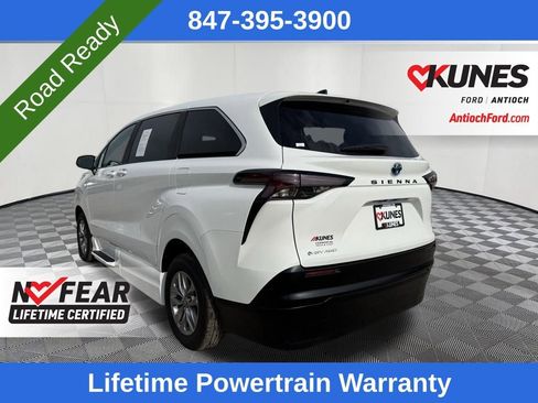 Used 2025 Toyota Sienna LE image 5