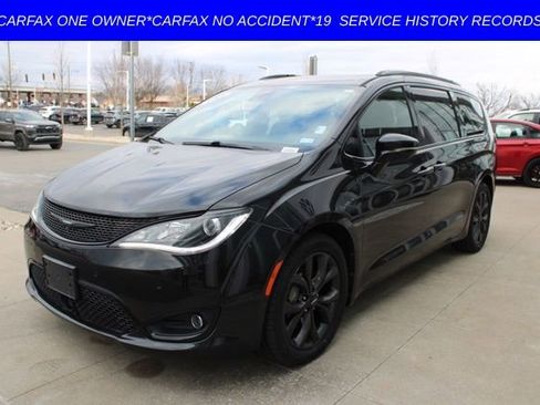 Used 2018 Chrysler Pacifica Limited w/ Advanced Safetytec Group image 2