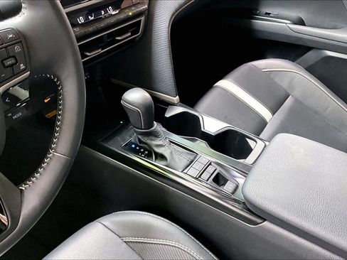 Used 2025 Toyota Camry SE w/ Convenience Package image 16