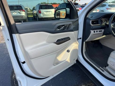 Used 2023 GMC Acadia Denali w/ Denali Ultimate Package FWD image 5