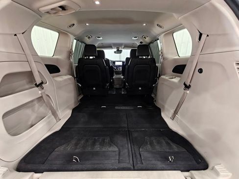 Used 2024 Chrysler Pacifica Touring-L FWD image 31