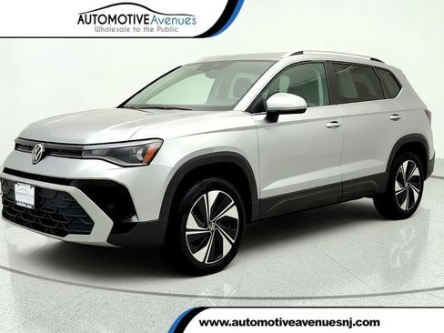 Used 2025 Volkswagen Taos SE AWD/4WD image 1