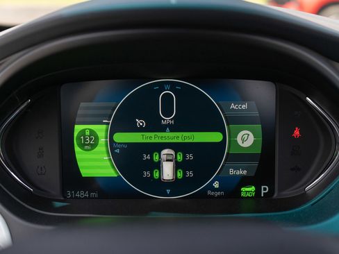 Used 2019 Chevrolet Bolt Premier w/ Infotainment Package FWD image 11
