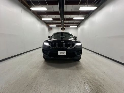 Used 2023 Jeep Grand Cherokee Laredo image 3