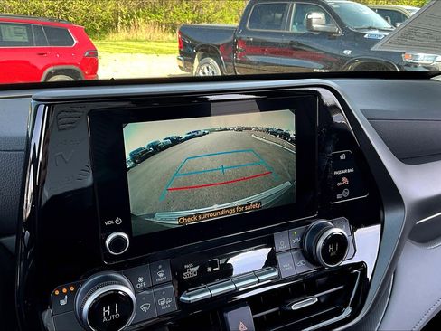 Used 2023 Toyota Highlander XLE image 14