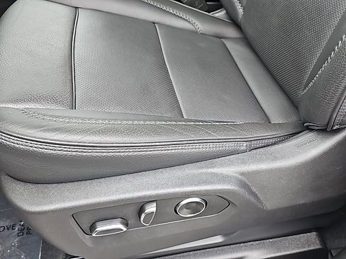 Used 2025 GMC Yukon XL Denali image 13