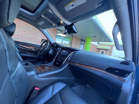 Used 2020 Cadillac Escalade Luxury AWD/4WD image 18