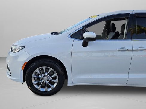 Used 2023 Chrysler Pacifica Touring-L image 37