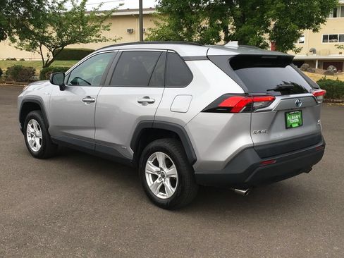 Used 2021 Toyota RAV4 LE AWD/4WD image 4