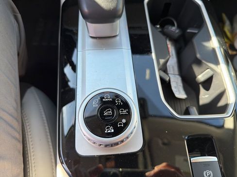 Used 2025 Mitsubishi Outlander SE image 16