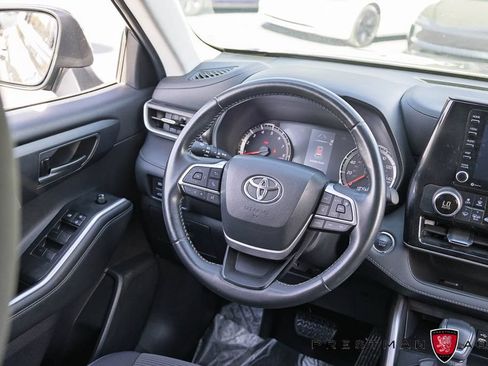 Used 2022 Toyota Highlander LE AWD/4WD image 36