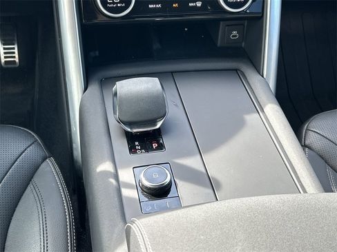 Used 2025 Land Rover Discovery Dynamic SE image 22