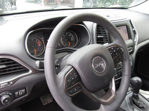 Used 2020 Jeep Cherokee Latitude Plus image 15