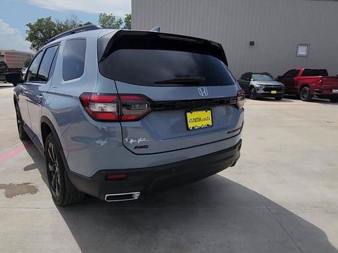 Used 2025 Honda Pilot Black Edition image 7