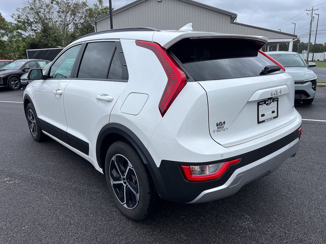 Used 2024 Kia Niro EX w/ EX Cold Weather Package FWD image 5