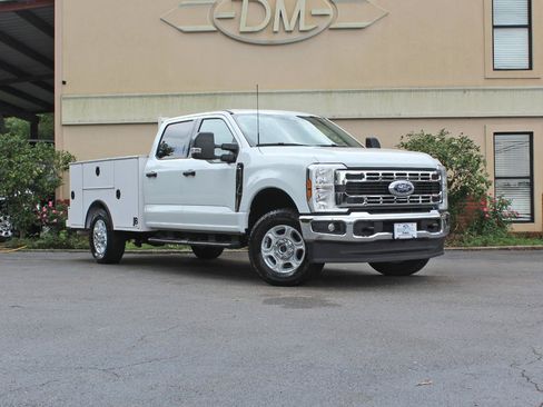 Used 2025 Ford F350 XLT AWD/4WD image 3