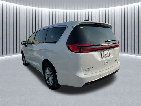 New 2026 Chrysler Pacifica Limited w/ Uconnect Theater Family Group image 10