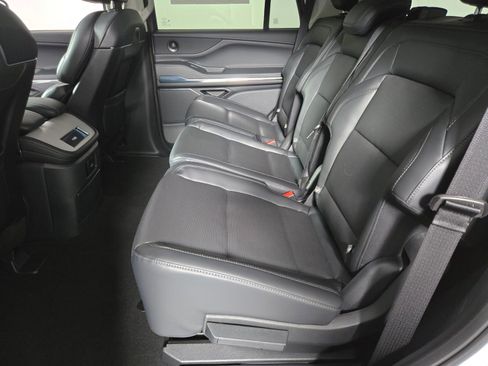 New 2026 Lincoln Navigator Premiere AWD/4WD image 13