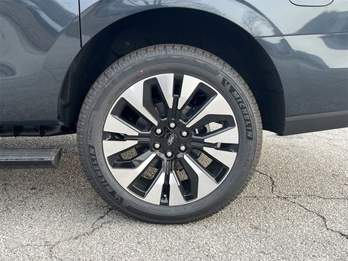 New 2025 Ford Expedition Max Platinum w/ Driver's Package image 31