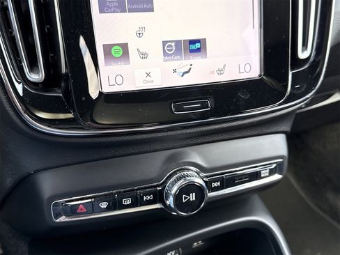 Used 2019 Volvo XC40 T4 R-Design image 29