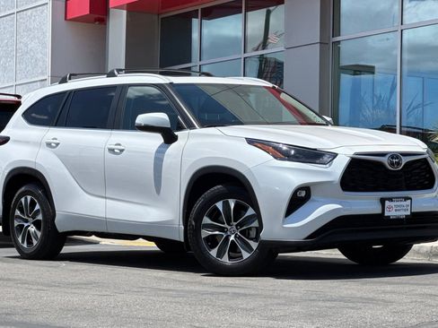 Certified 2024 Toyota Highlander XLE FWD image 2