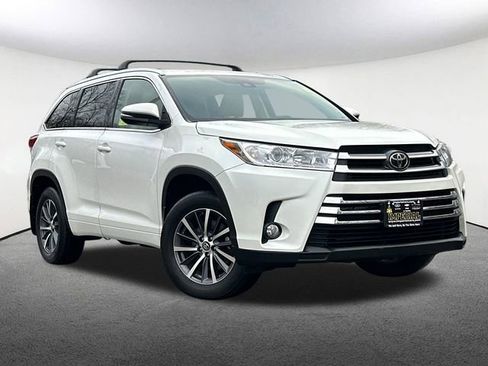Used 2018 Toyota Highlander XLE image 2