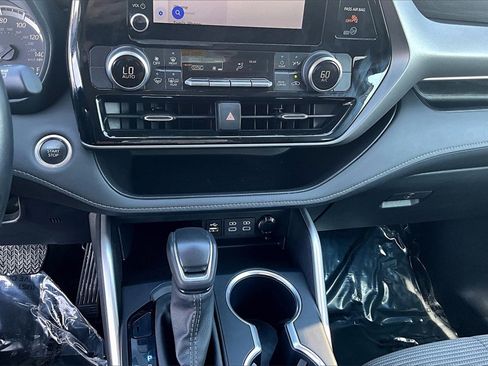 Used 2024 Toyota Highlander LE image 32