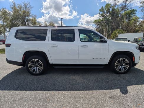 Used 2024 Jeep Wagoneer L Series II image 3