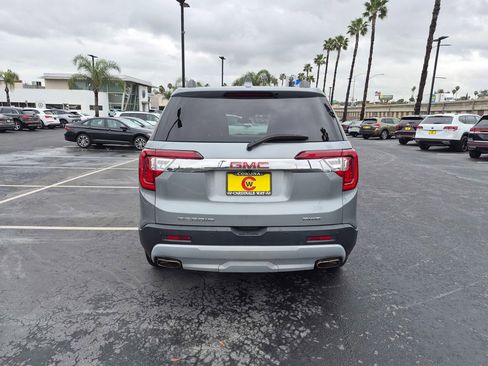 Used 2023 GMC Acadia SLE w/ Driver Convenience Package image 5