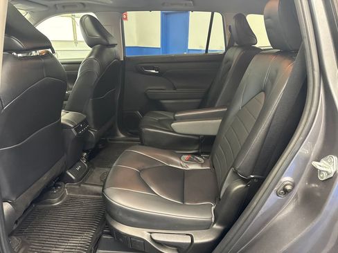 Used 2023 Toyota Highlander XLE AWD/4WD image 25